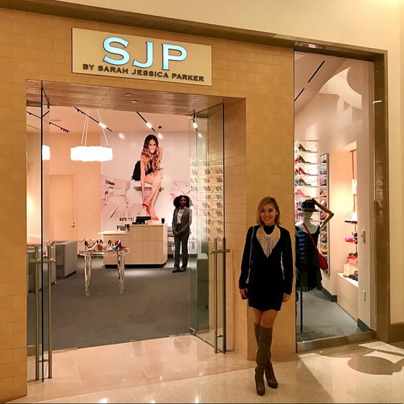 Meet your Posher, Demi - Picture 2 of 2